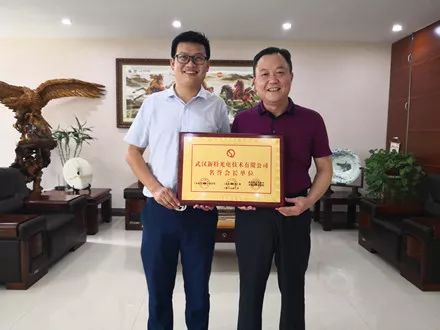追梦路上相伴前行 ——人生就是博-尊龙凯时光电与《企业与市场》网达成战略合作