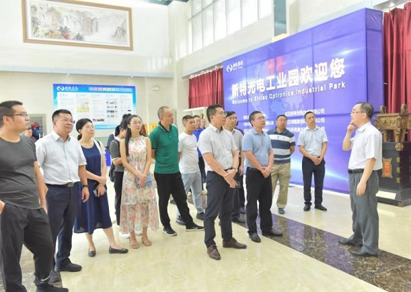 “恩施州金融人才能力提升第二期金融稳定与发展专题研修班”学员参观人生就是博-尊龙凯时光电工业园